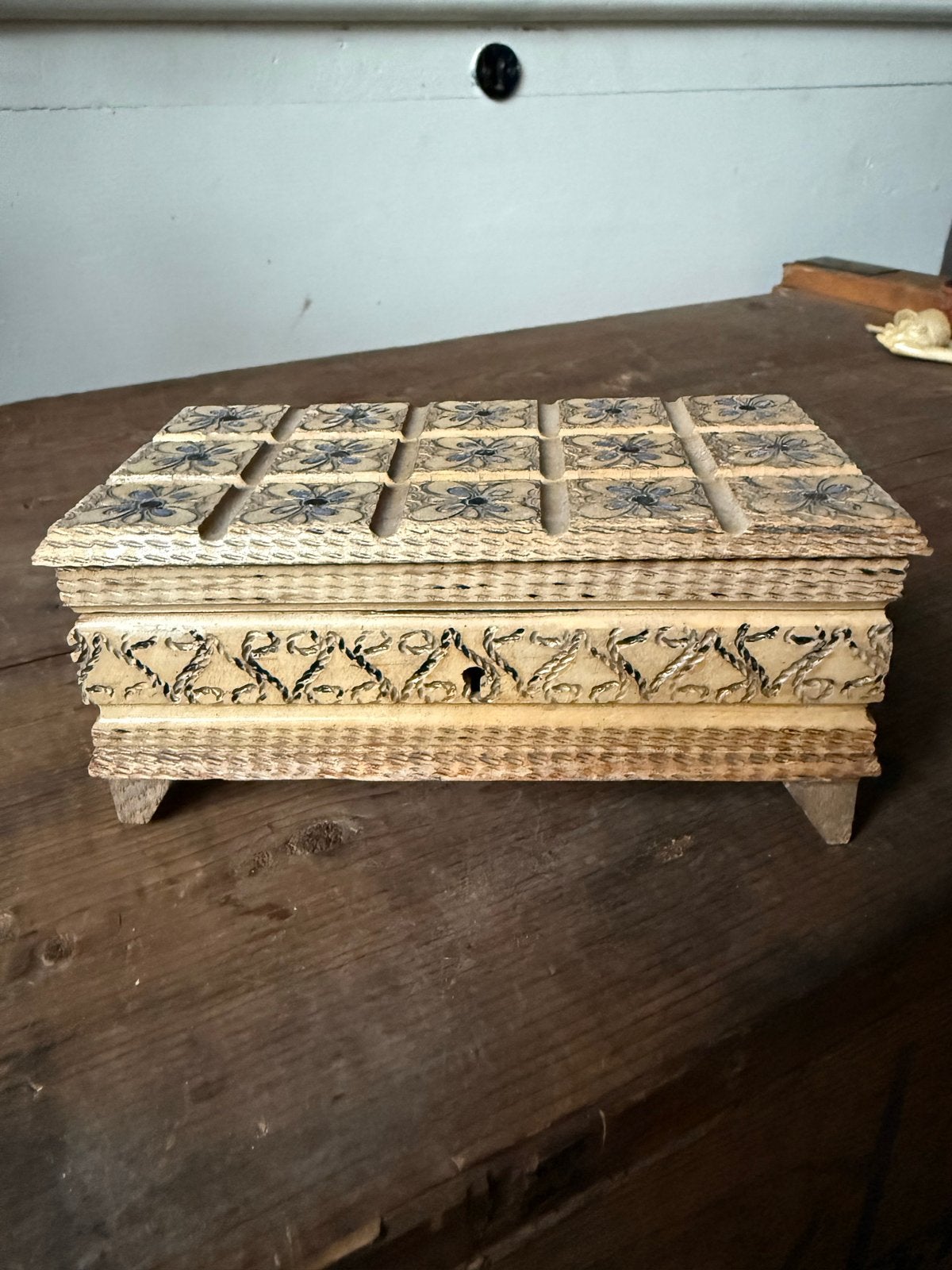 Vintage houten sieradendoosje met houtsnijwerk, Minder dan 50 cm, Gebruikt, Ophalen of Verzenden, 5 – 50