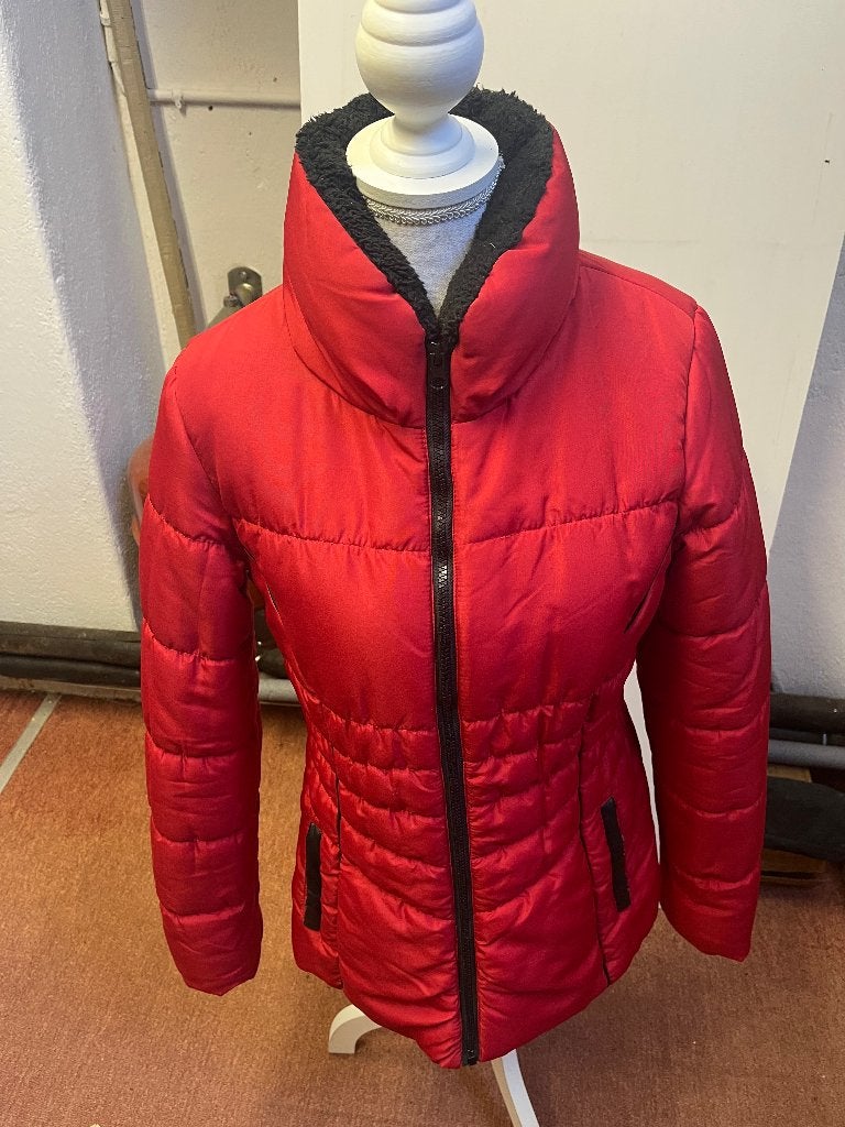 Zgan Gewatteerde rode winterjas, mt M, Kleding | Dames, Maat 38/40 (M), Vero Moda, Ophalen of Verzenden, Zo goed als nieuw