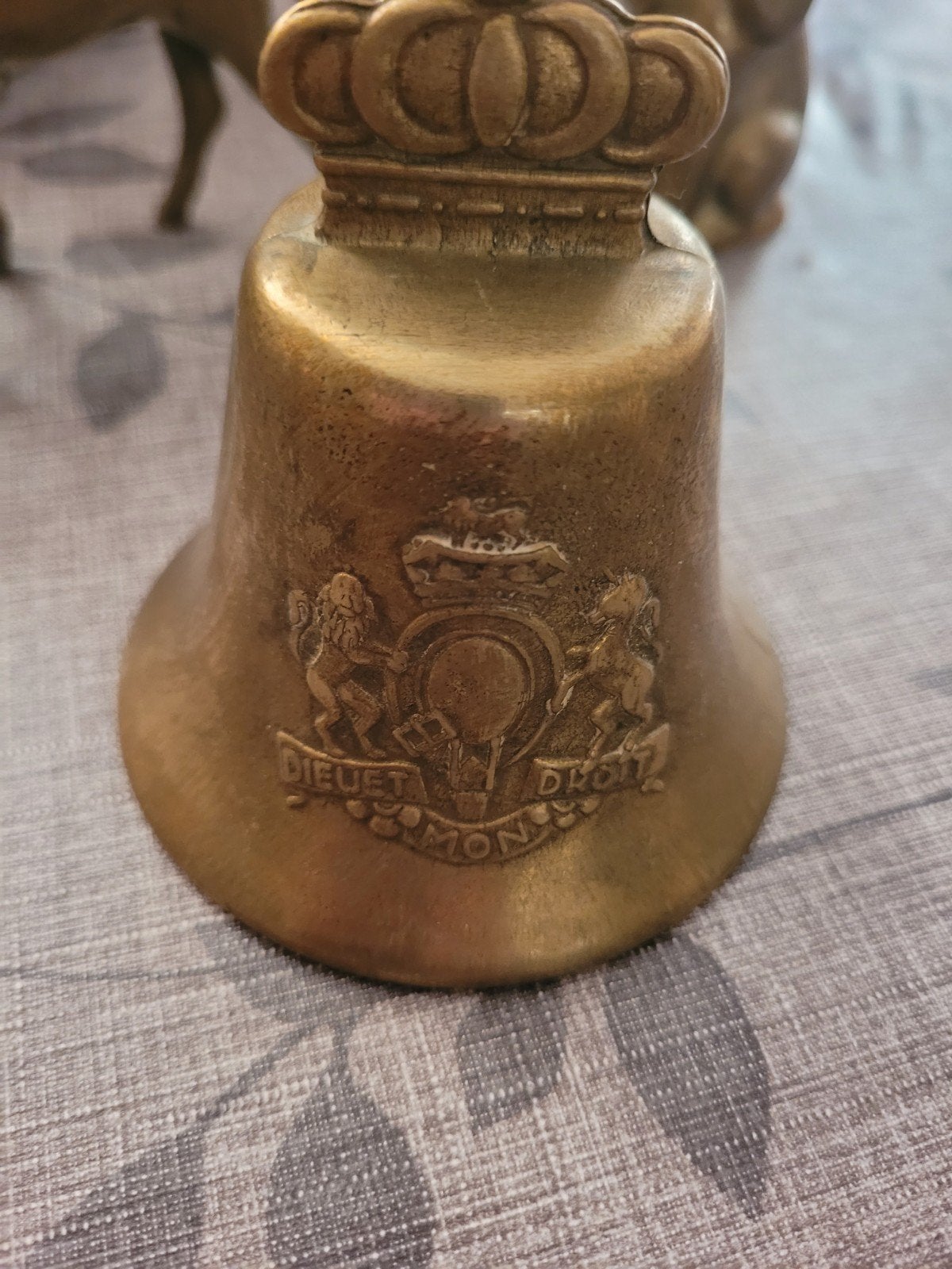 Diverse collectie bronzen en koperen decoratiebeelden, Ophalen