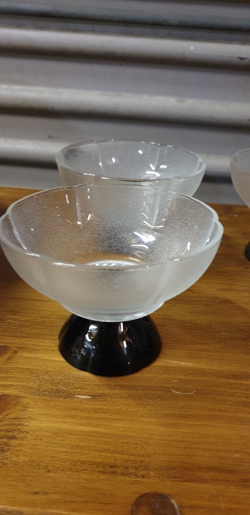 dessert vschaaltjes vintage van glas zwarte voet, Ophalen of Verzenden, 'T Olde Gre-j, Info@toldegrej.nl, Endepoelstraat 20f Didam