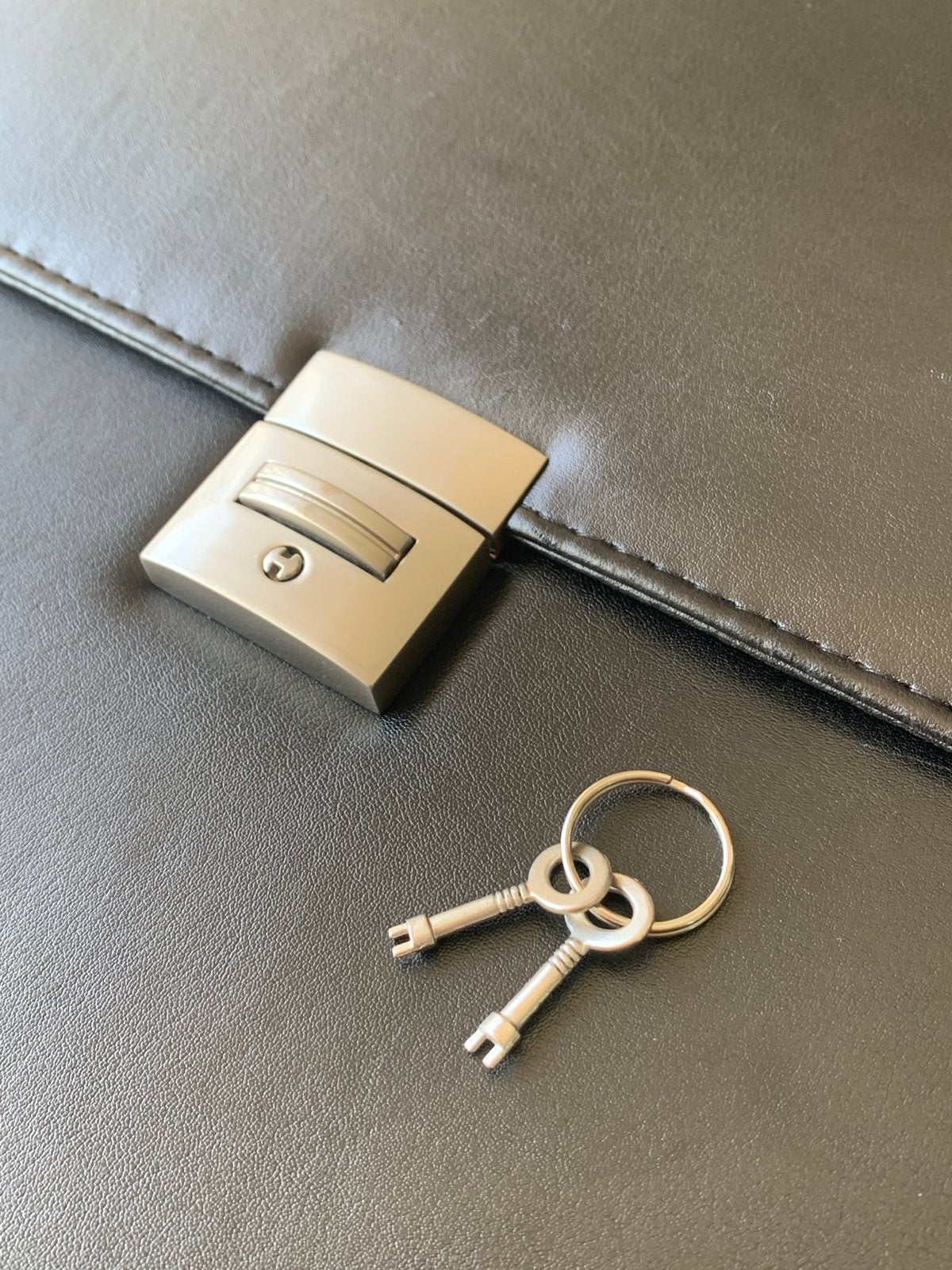 Thierry Mugler Leren laptoptas met sleutels en schouderriem, Ophalen of Verzenden, Gebruikt, Overige typen