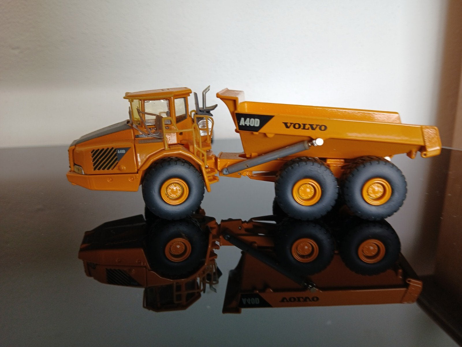 Volvo A40D Dumper Model - Gedetailleerd en Zo Goed als Nieuw, Overige merken, 1:50 of kleiner, Ophalen of Verzenden, Zo goed als nieuw