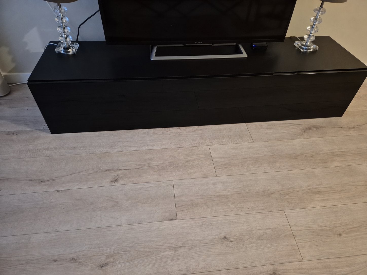 Mooie zwarte tv-kast