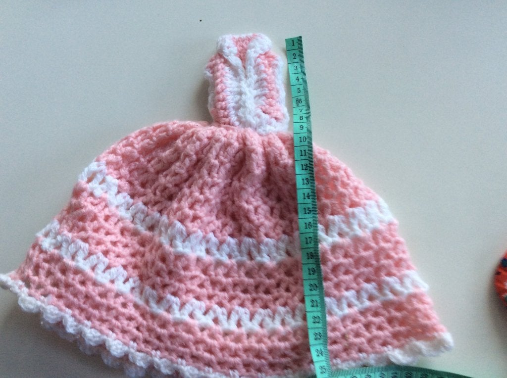 Roze gehaakt poppenjurkje, rompmaat 13 cm, Verzamelen, Poppen, Ophalen of Verzenden, Zo goed als nieuw, Kleertjes