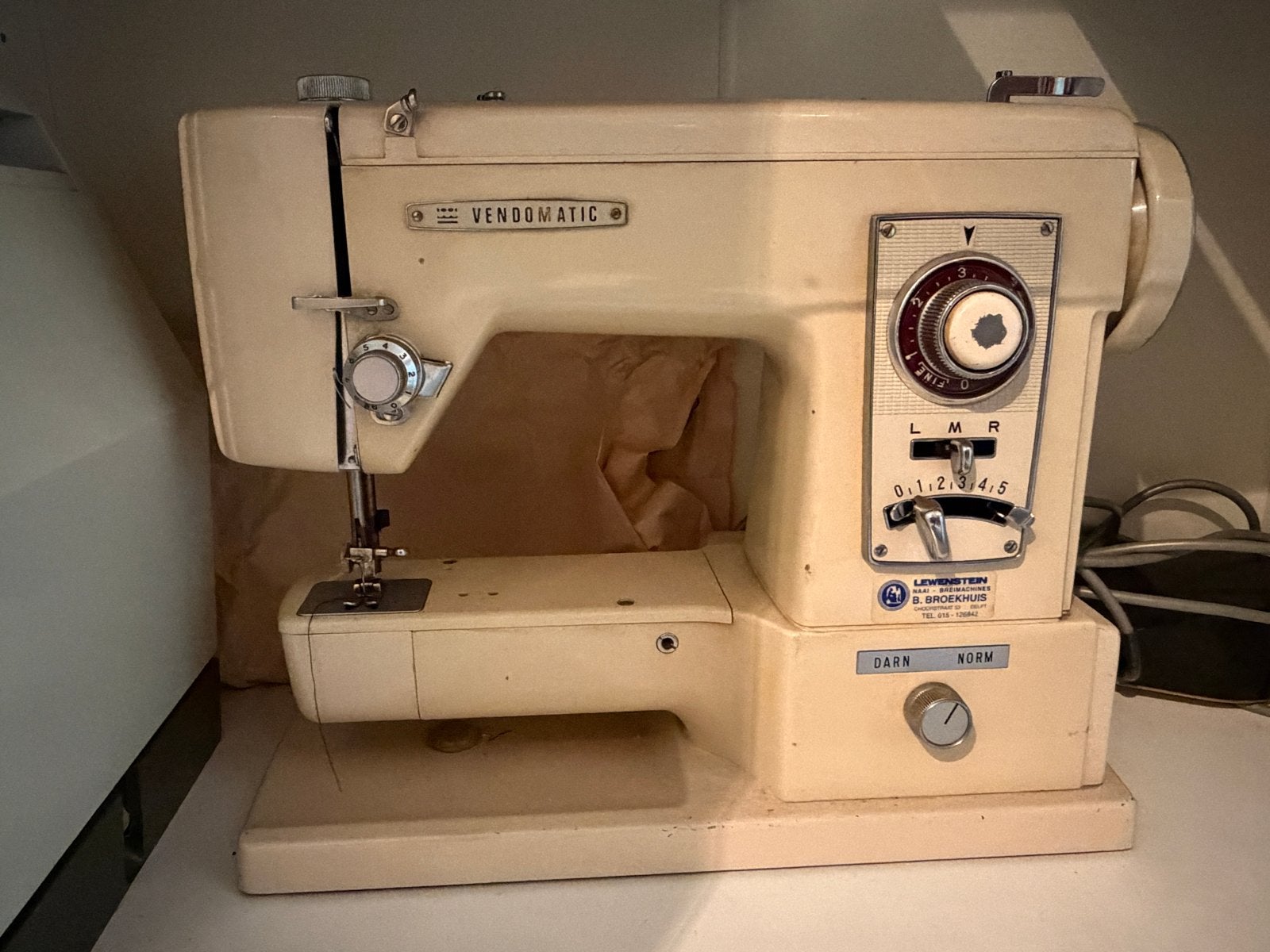 Vendomatic Naaimachine - Vintage Model, Hobby en Vrije tijd, Ophalen, Gebruikt, Naaimachine, Lewenstein
