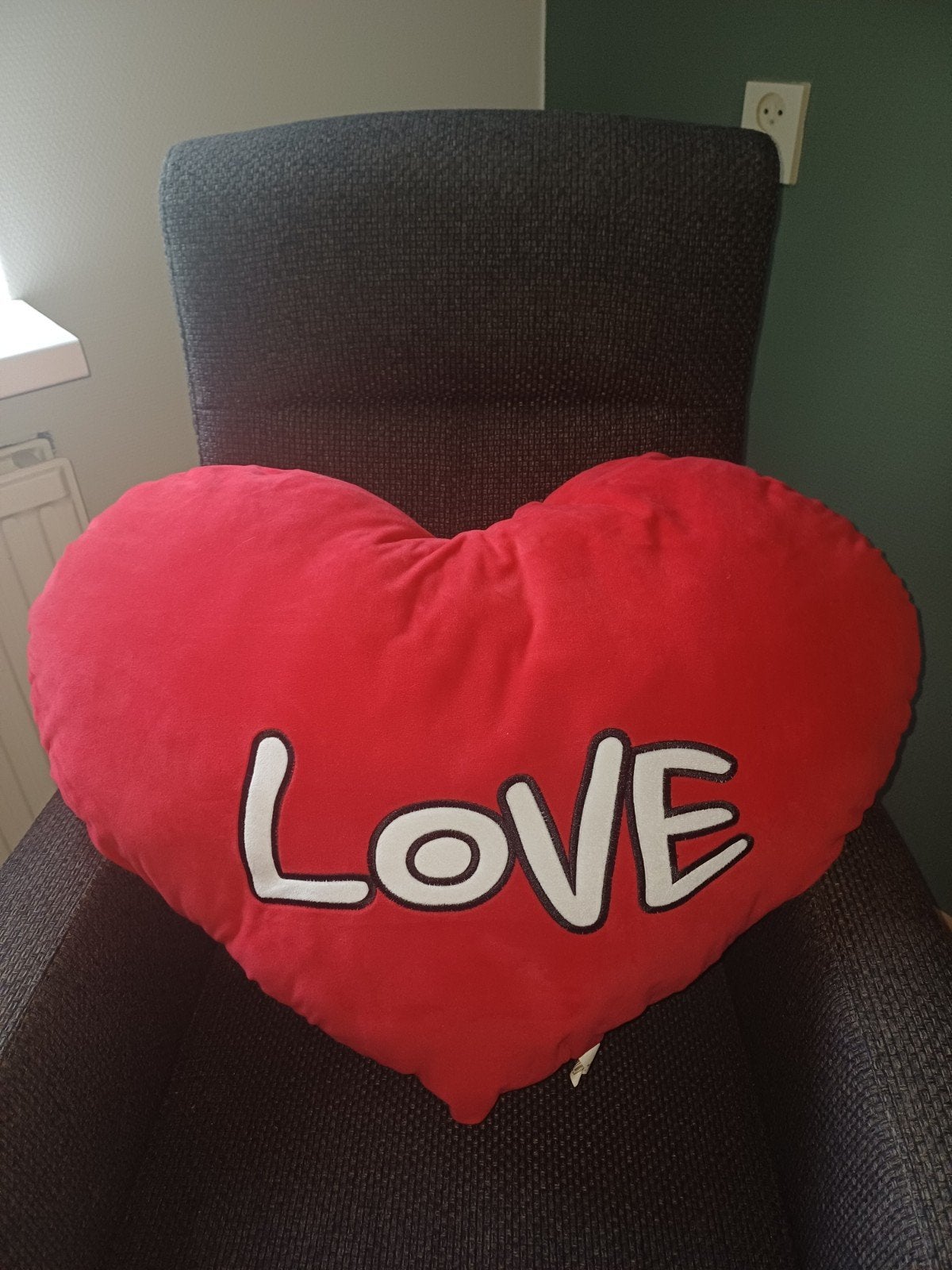 Rood hartvormig sierkussen met 'LOVE' opdruk, Overige merken, Met print, Ophalen of Verzenden, Zo goed als nieuw