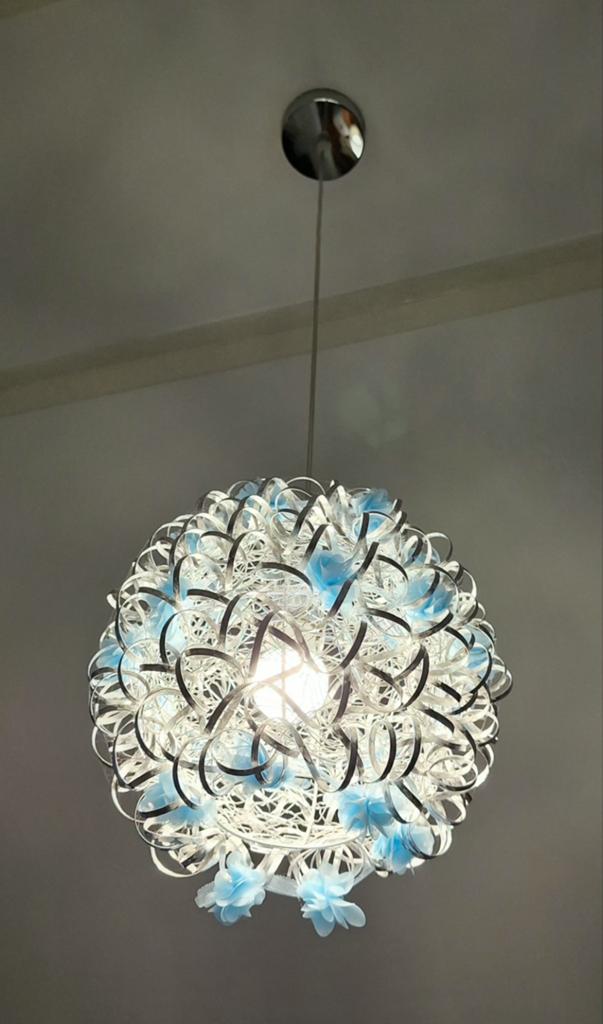 Moderne hanglamp met blauwe bloemen, Huis en Inrichting, Lampen | Hanglampen, Ophalen, Gebruikt, Modern, Speels, 50 tot 75 cm