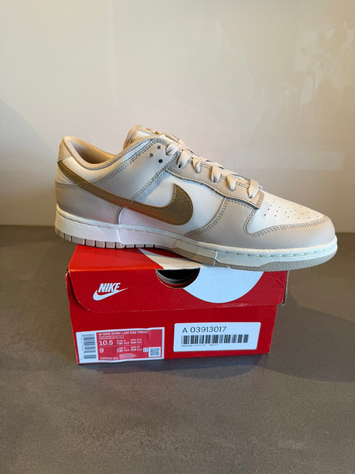 Nike Dunk Low Phantom Metallic Gold 42,5, Kleding | Heren, Schoenen, Ophalen of Verzenden, Nieuw, Sneakers of Gympen