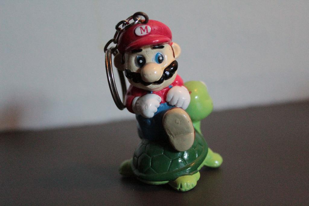 Zeldzame 1992 Super Mario Bros. Koopa sleutelhanger Nintendo, Verzamelen, Ophalen of Verzenden, Gebruikt, Knuffel of Figuurtje