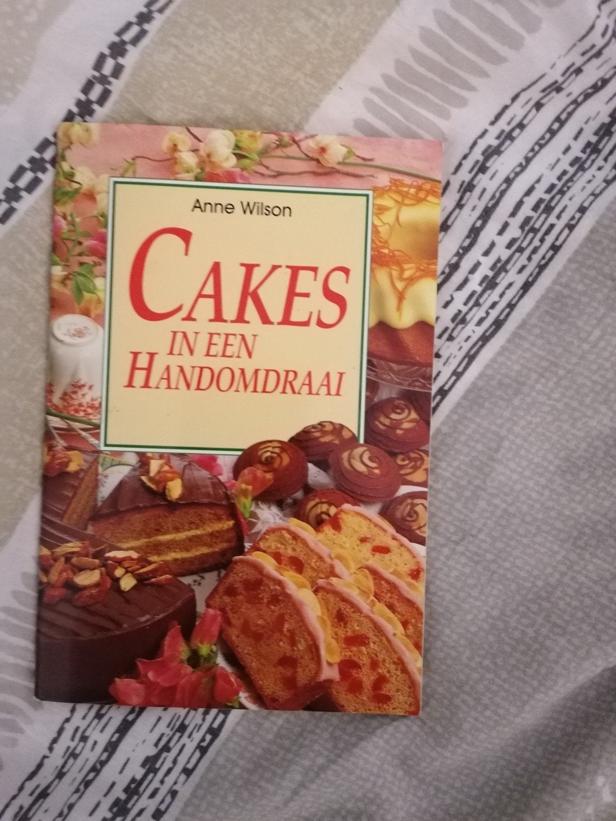 Cakes in een Handomdraai - Anne Wilson (kookboek), Boeken, Gelezen, Anne Wilson, Ophalen of Verzenden, Taart, Gebak en Desserts