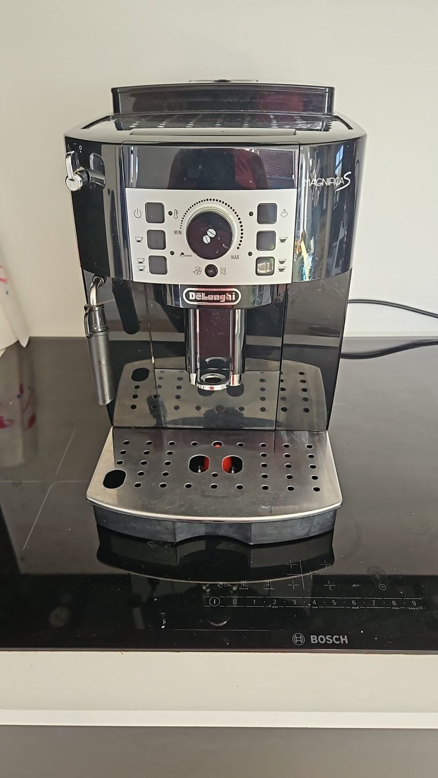 DeLonghi Magnifica S volautomatische bonen koffiemachine, Witgoed en Apparatuur, Koffiezetapparaten, Afneembaar waterreservoir