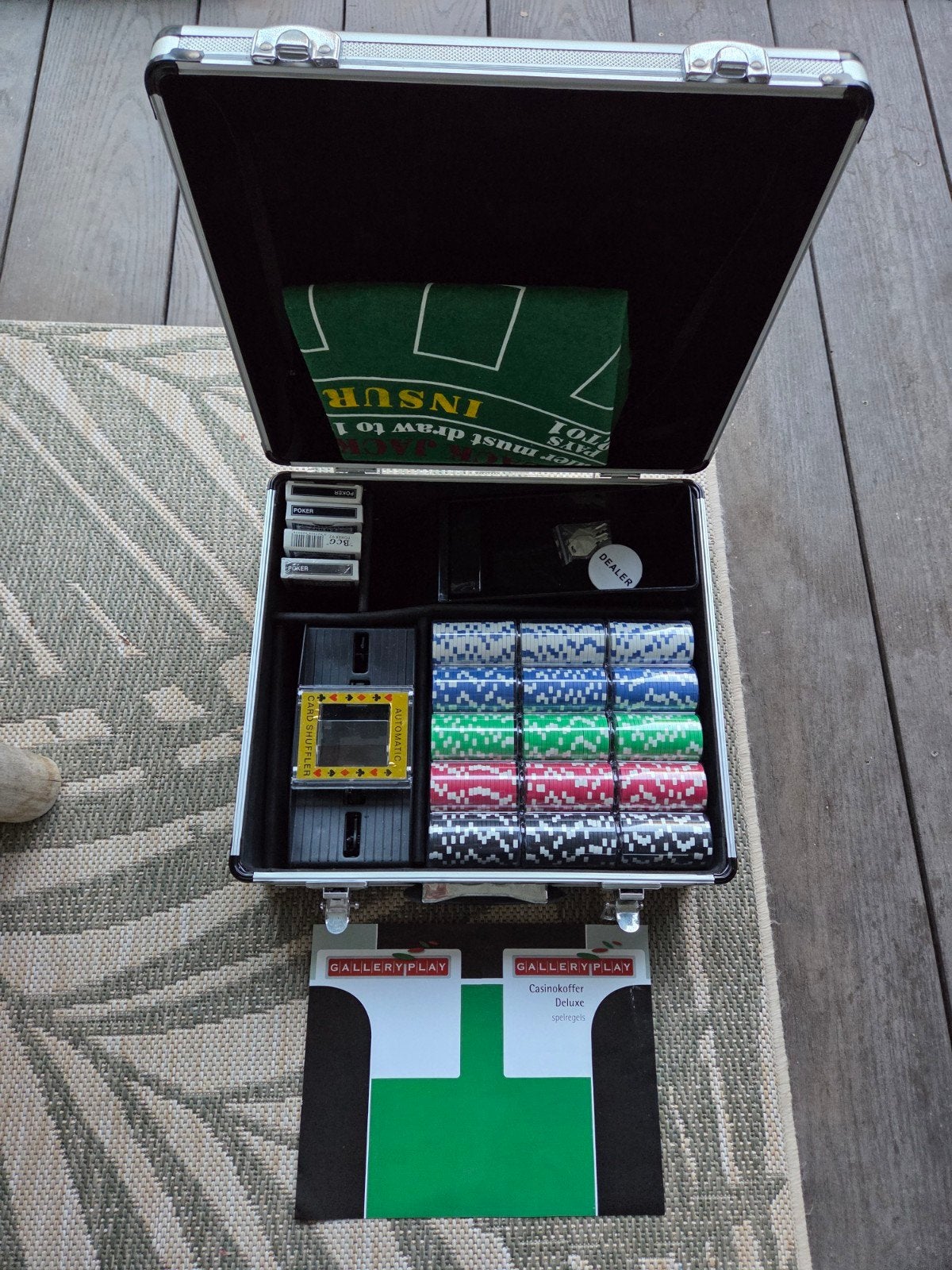Pokerset met 500 fiches, kaarten en schudmachine, Vijf spelers of meer, Ophalen of Verzenden, Zo goed als nieuw, GALLERYPLAY