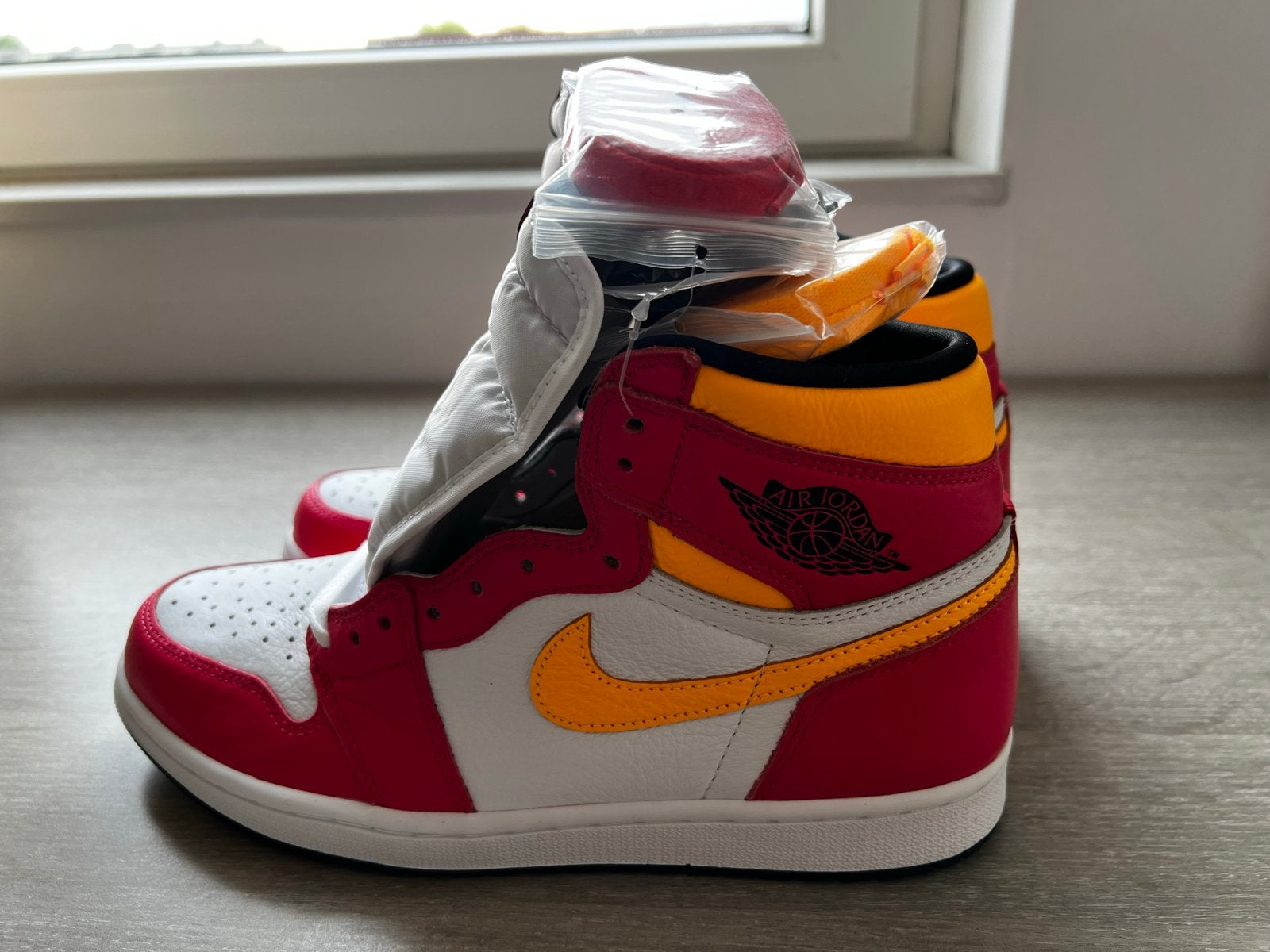 JORDAN 1 RETRO HIGH OG 'LIGHT FUSION RED' US10/EU44, Overige kleuren, Nieuw, Ophalen of Verzenden, Sneakers of Gympen