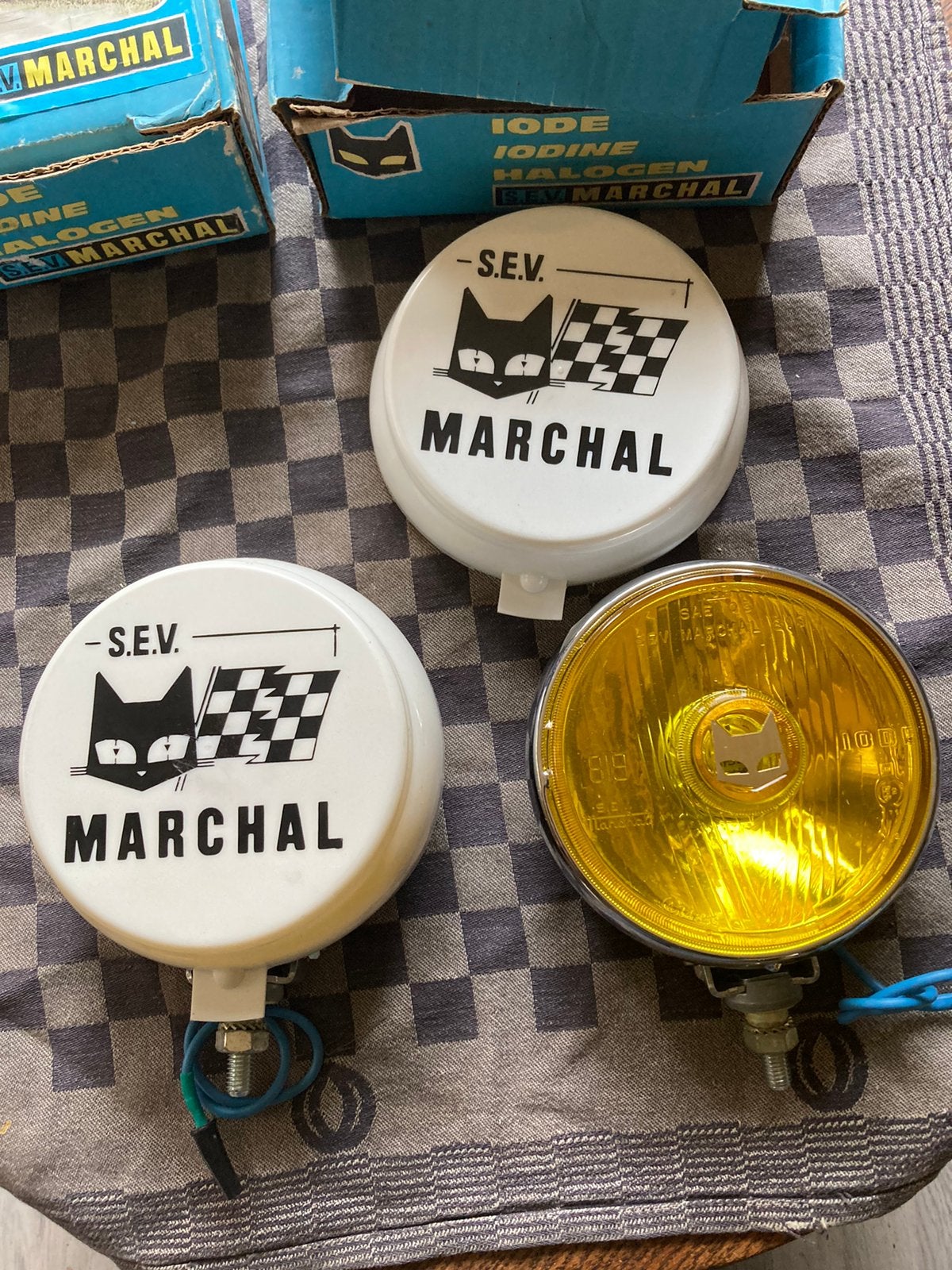 Oldtimer 2 gele verstralers SEV Marchal type 819 met covers, Auto-onderdelen, Ophalen of Verzenden, Nieuw