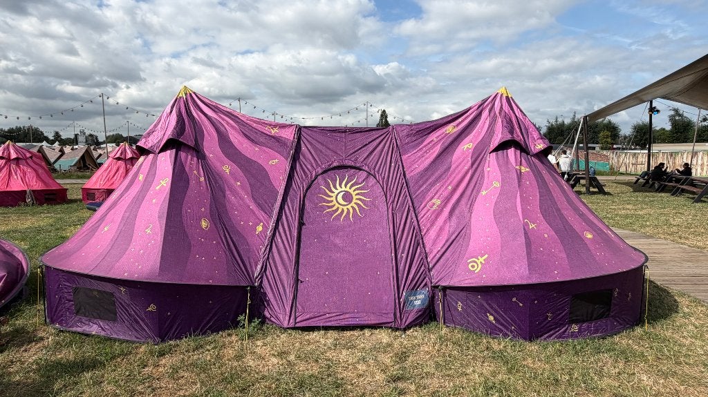 Tomorrowland 2026 Easy tent 4 personen paars, Ophalen, Zo goed als nieuw, Tot en met 4