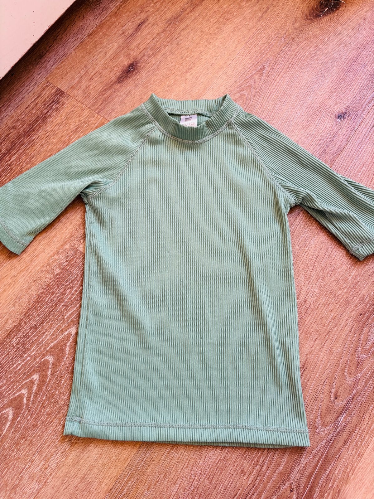 Hema UV-zwemshirt maat 122/128 groen geribbeld, UV-zwemkleding, Jongen of Meisje, Zo goed als nieuw, Overig