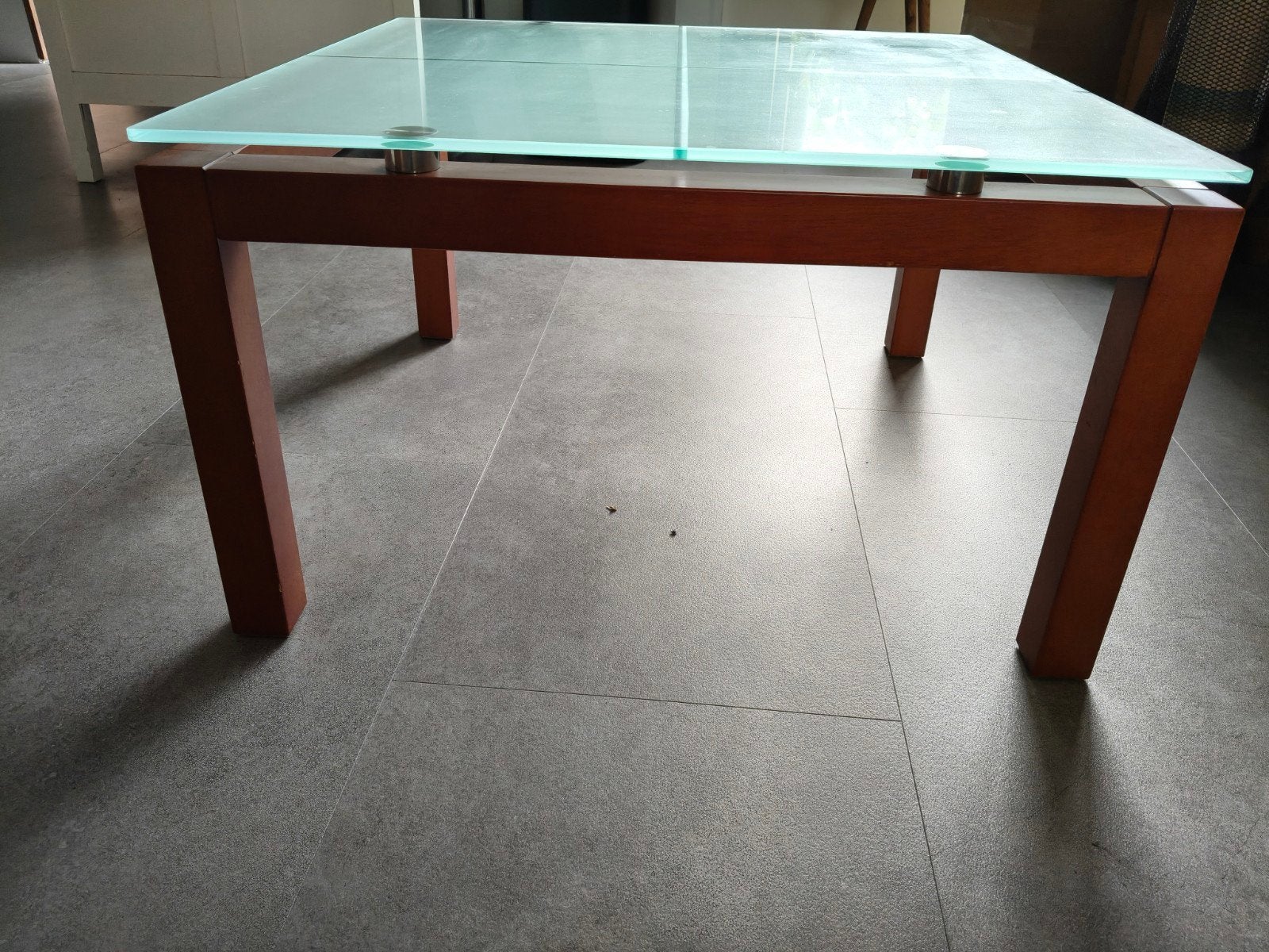 Salontafel met glazen blad en houten onderstel, Ophalen, Gebruikt, 50 tot 100 cm, Glas