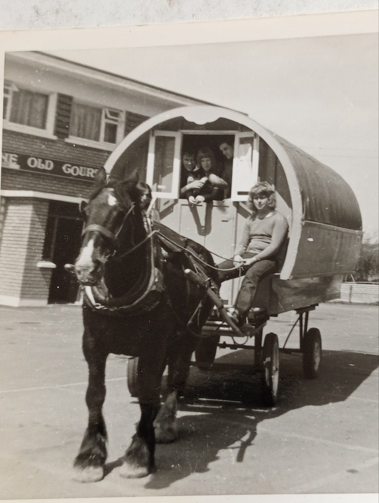 Foto met woonwagens en paarden jaren 60-70, Verzamelen, Ophalen of Verzenden, 1960 tot 1980, Gebruikt, Overige onderwerpen