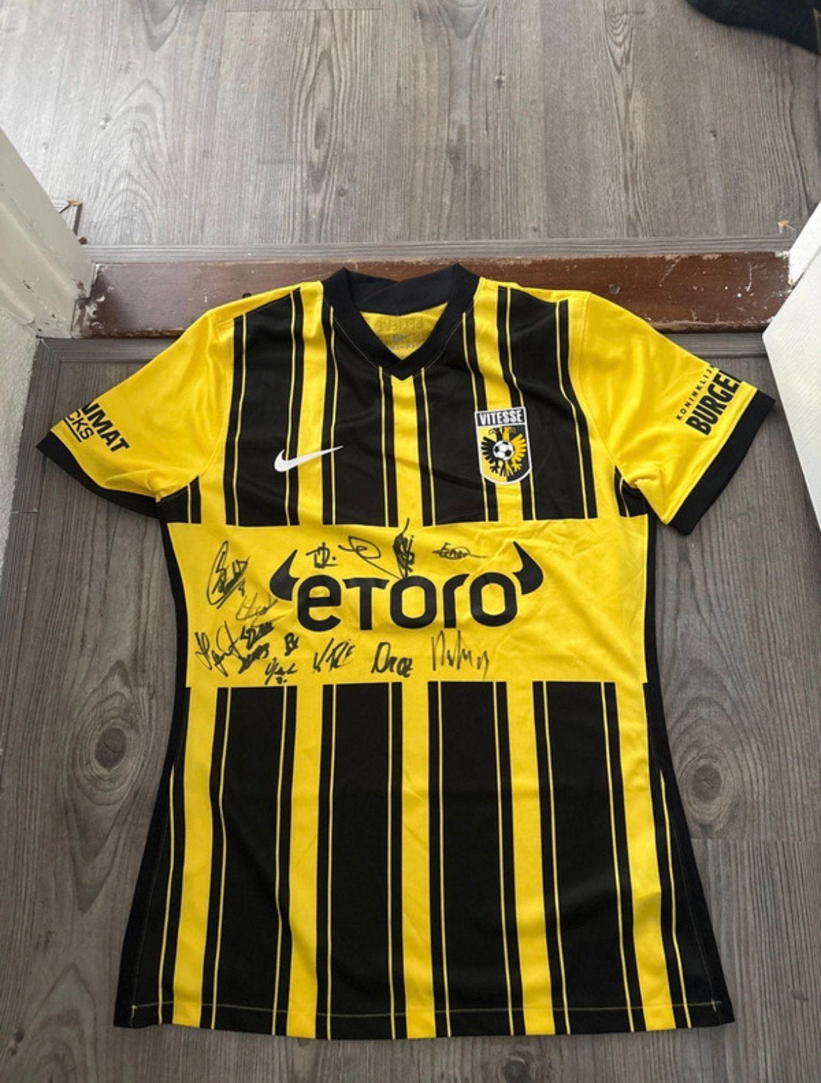Gesigneerd Vitesse Arnhem thuisshirt 21/22, Maat L, Ophalen of Verzenden, Zo goed als nieuw, Shirt
