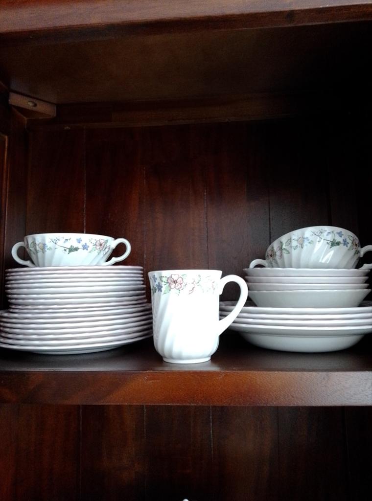 Servies spring fields, Huis en Inrichting, Keuken | Servies, Zo goed als nieuw, Compleet servies, Overige stijlen, Ophalen of Verzenden
