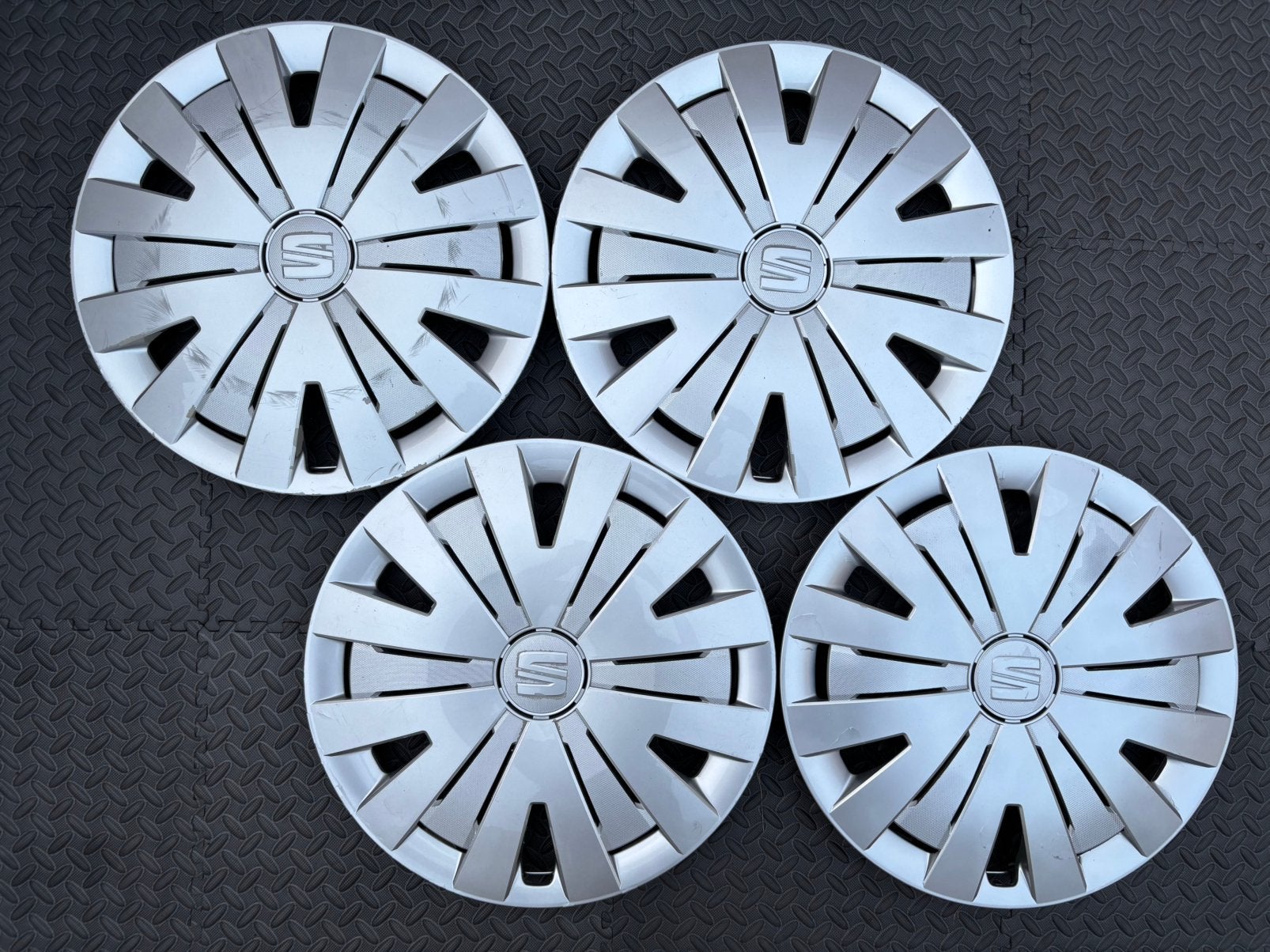 Set originele Seat Ibiza en Arona wieldoppen 15 inch, Auto diversen, Wieldoppen, Ophalen of Verzenden, Gebruikt