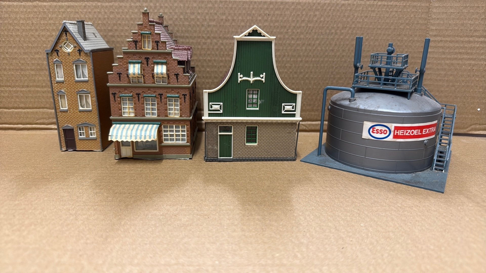3 woningen. Esso silo, Overige merken, Gebruikt, Gelijkstroom, Brug, Tunnel of Gebouw