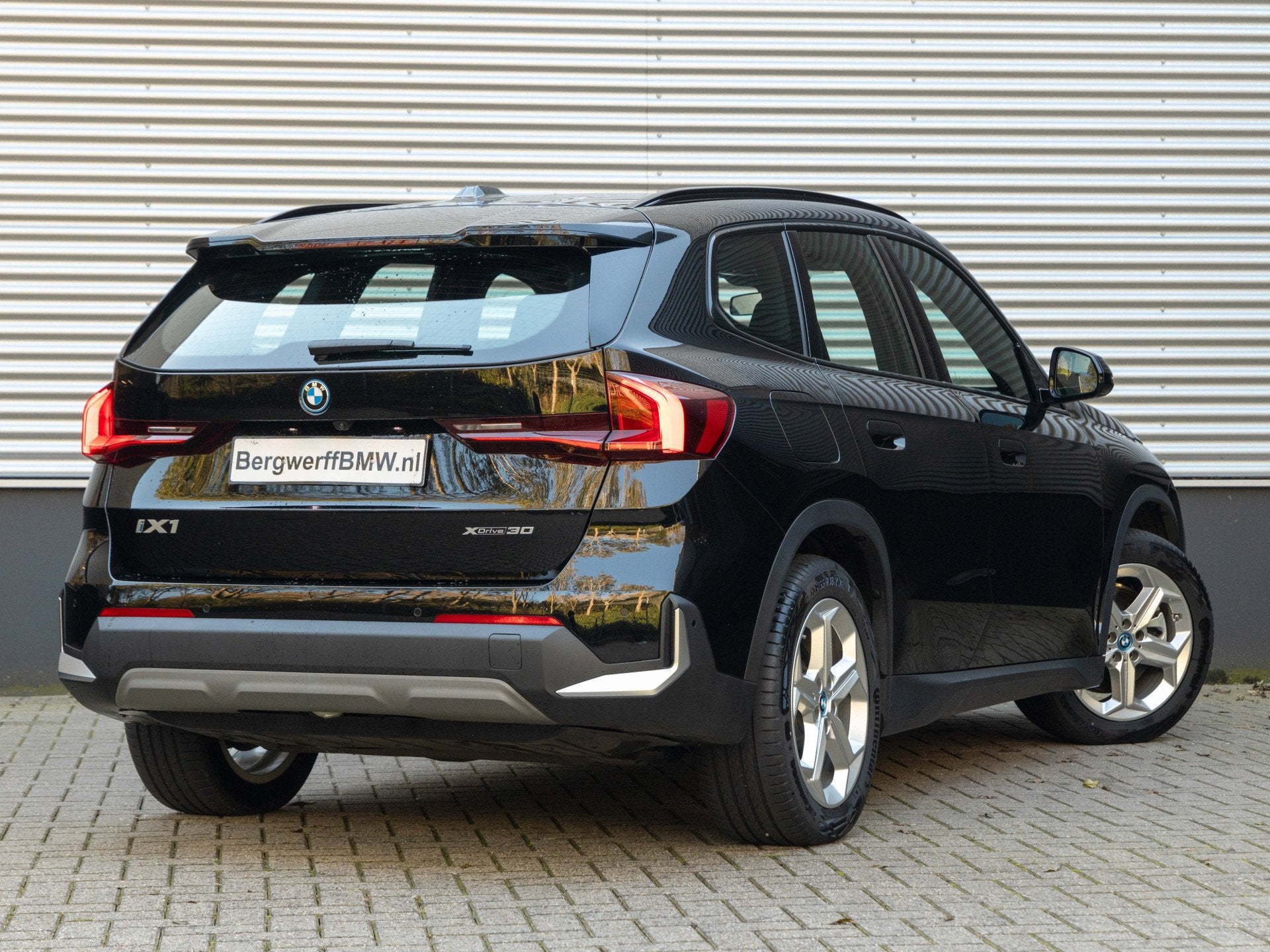 BMW iX1 xDrive30 - Trekhaak - Driving + Parking Ass - Stoelv, Auto's, 12 maanden, Stof, Gebruikt, 24 min