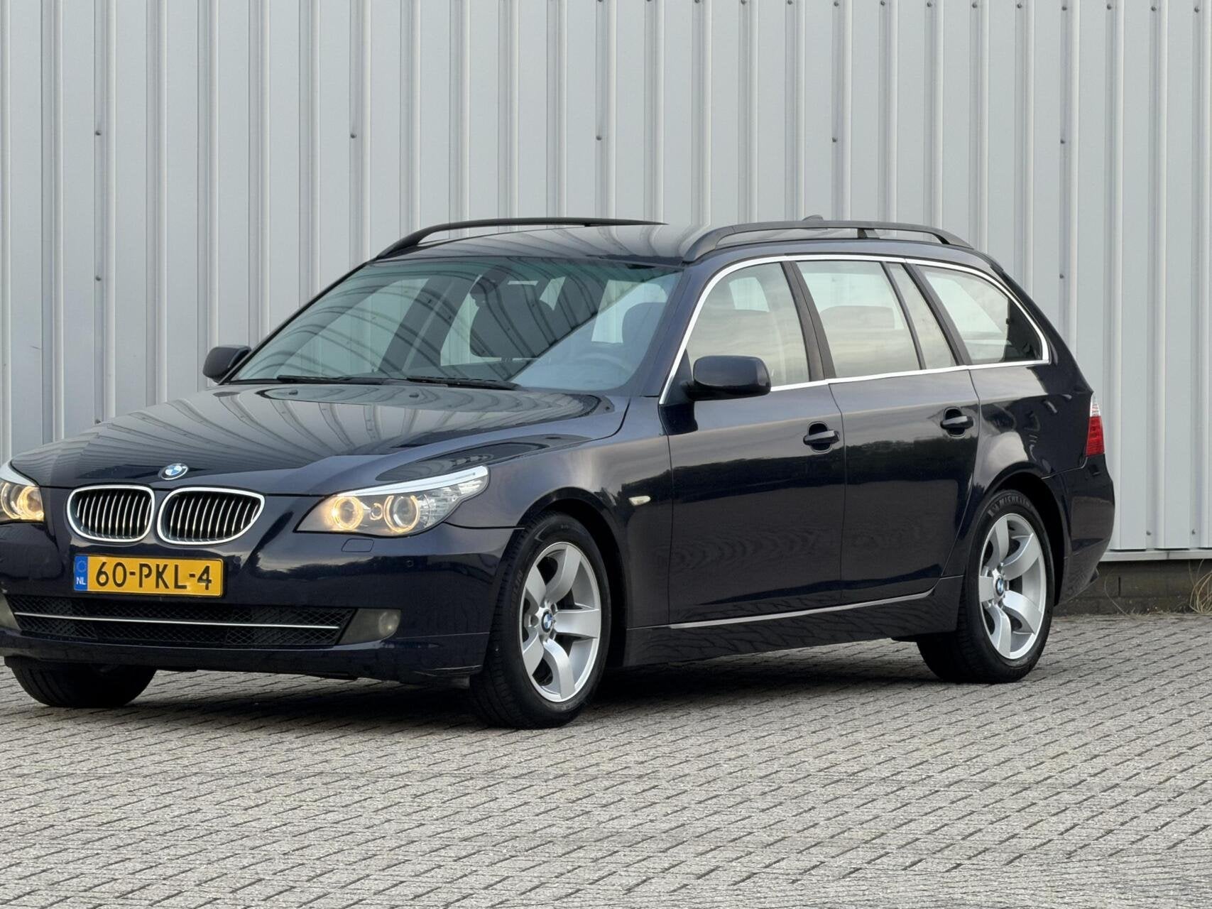 BMW 5-serie Touring 525i airco xenon inruil mogelijk, Auto's, Achterwielaandrijving, Gebruikt, 2000 kg, Blauw