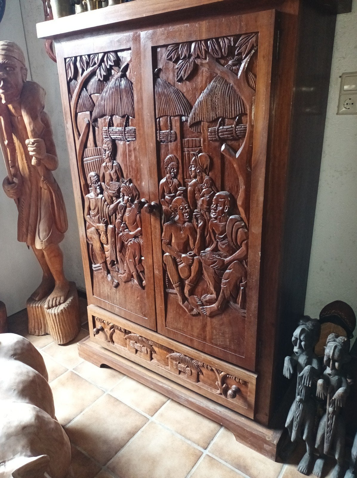 Unieke handgesneden houten kast met Afrikaanse taferelen, Ophalen of Verzenden