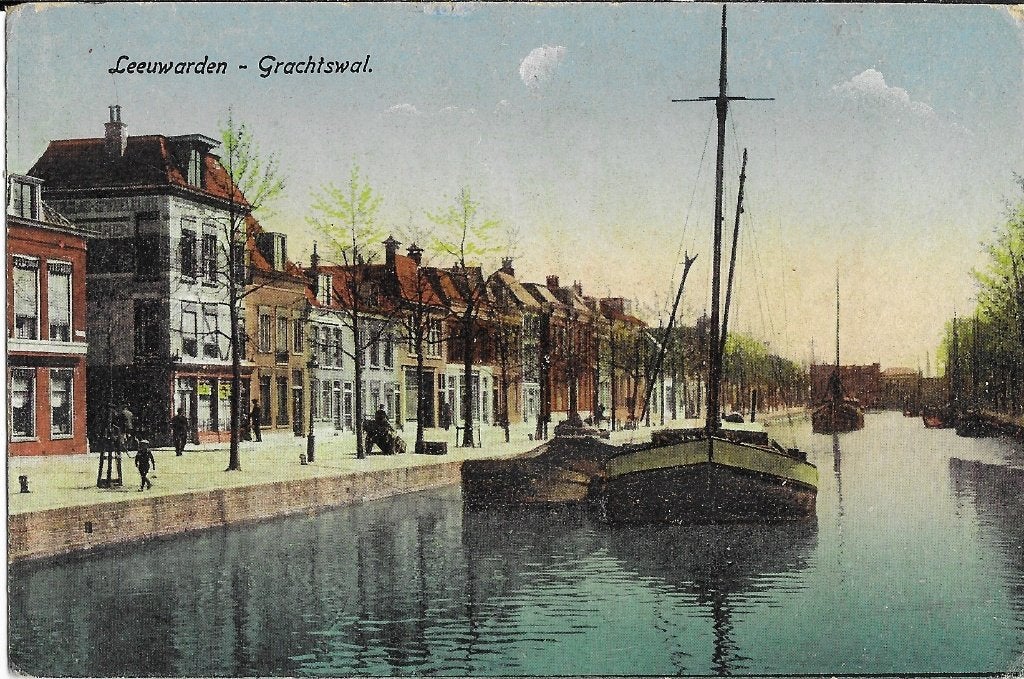 Leeuwarden, Grachtswal, schip, boot, mannen, jongen, handkar, Verzenden, 1920 tot 1940, Ongelopen, Friesland