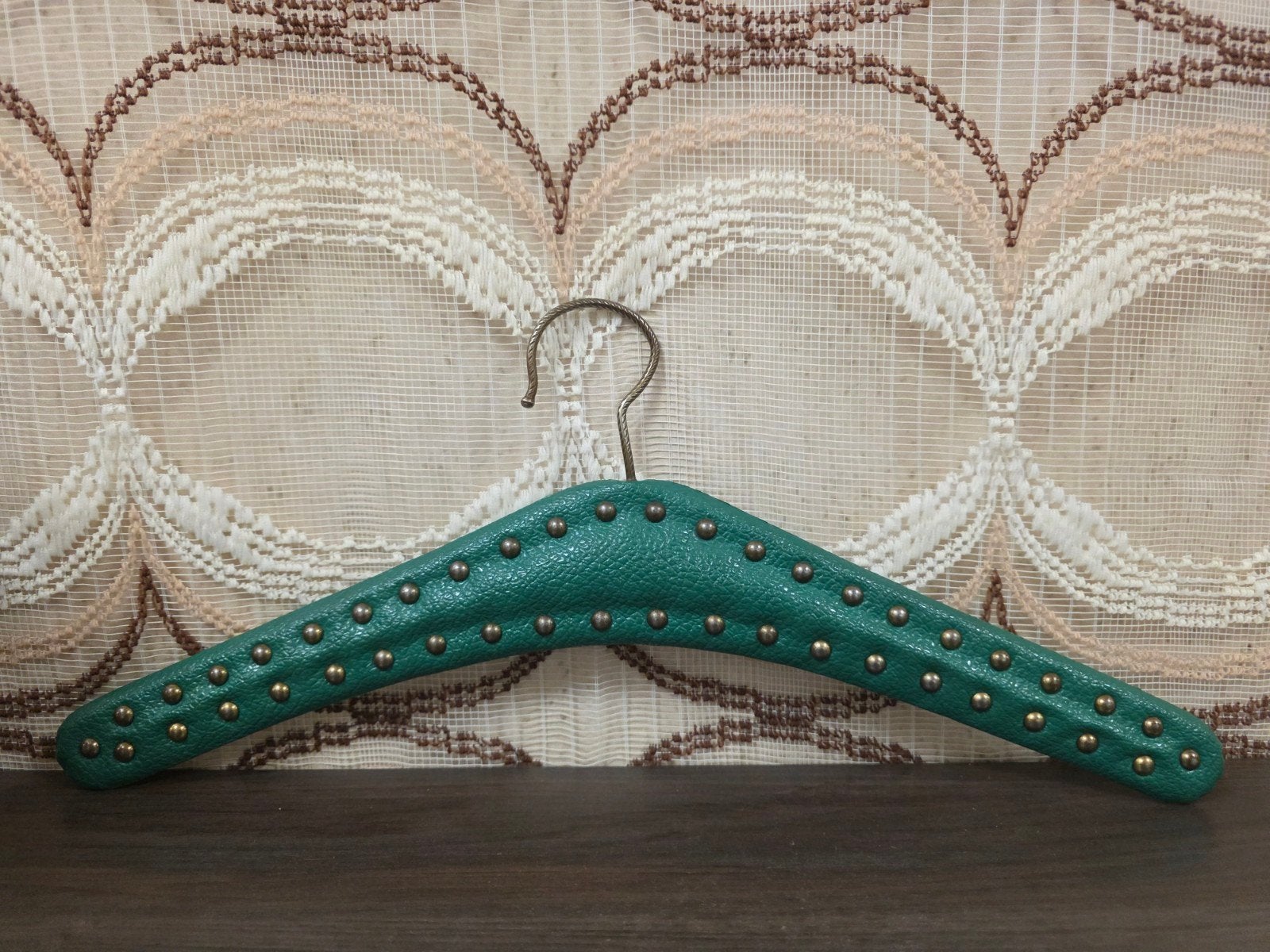 Vintage skailederen kledinghanger groen met studs, Overige materialen, ., Ophalen of Verzenden, Zo goed als nieuw