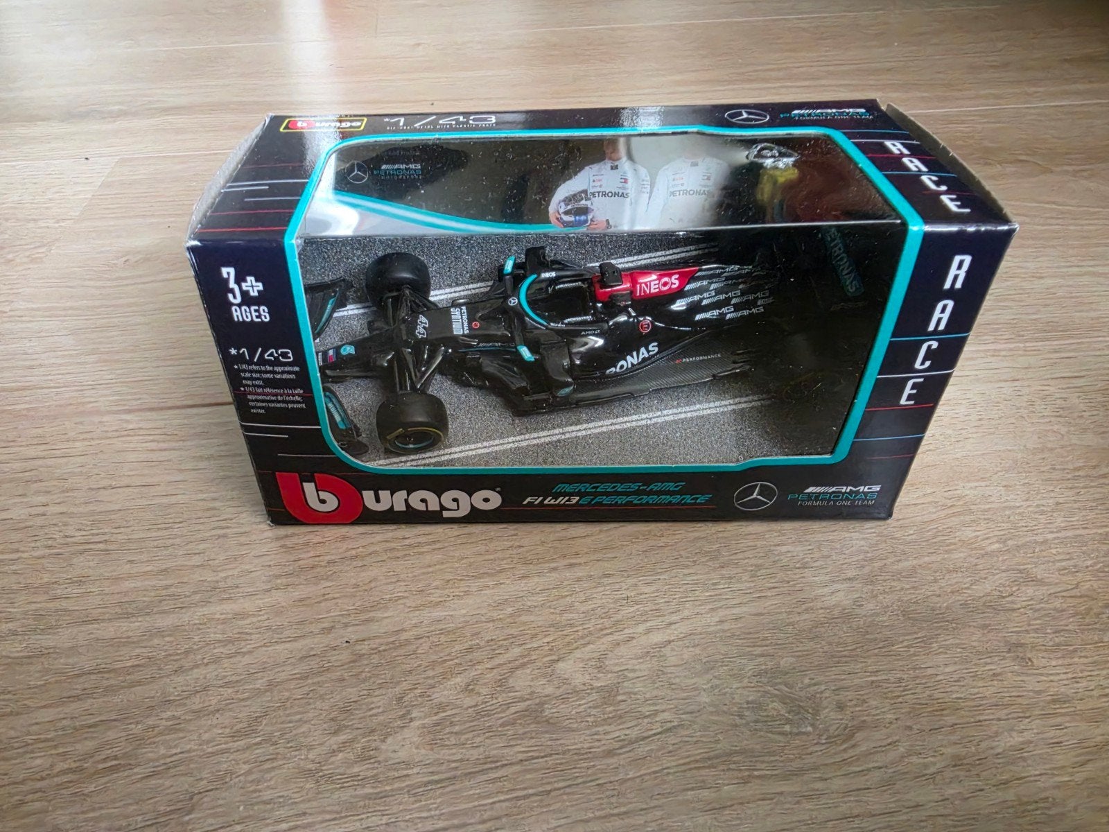 Burago Mercedes-AMG F1 W13 E Performance 1:43, Ophalen of Verzenden