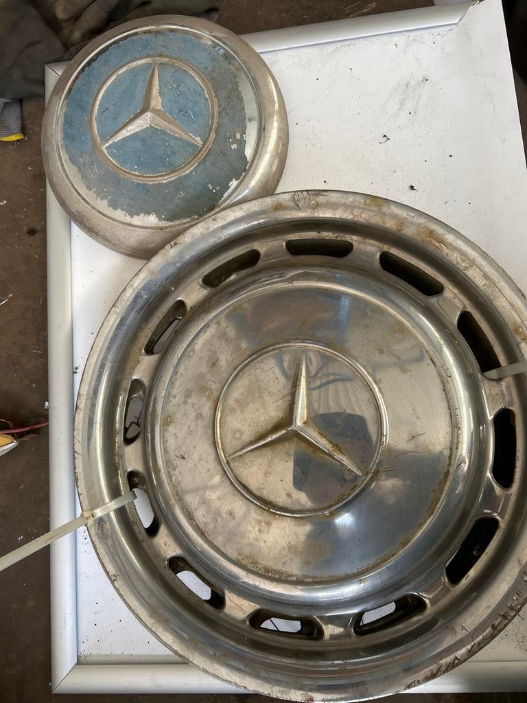 Set van 4 en 1 losse Mercedes wieldoppen, Ophalen of Verzenden, Gebruikt