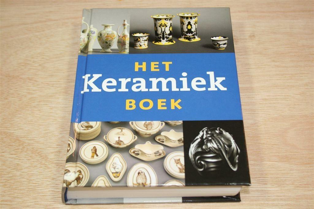 Het Keramiek Boek — Vernieuwingsaardewerk [1876-1940], Ophalen of Verzenden, Zo goed als nieuw