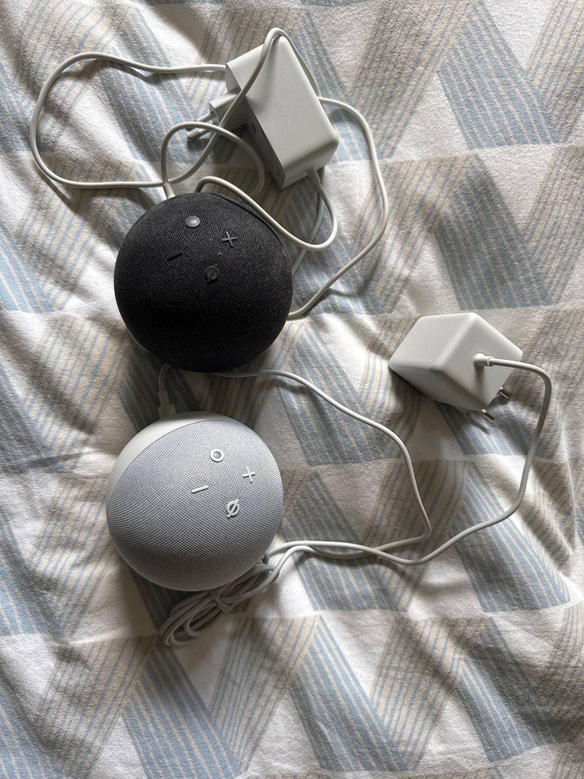 2x Amazon Echo Dot 4e generatie (zwart en wit), Ophalen of Verzenden, Zo goed als nieuw