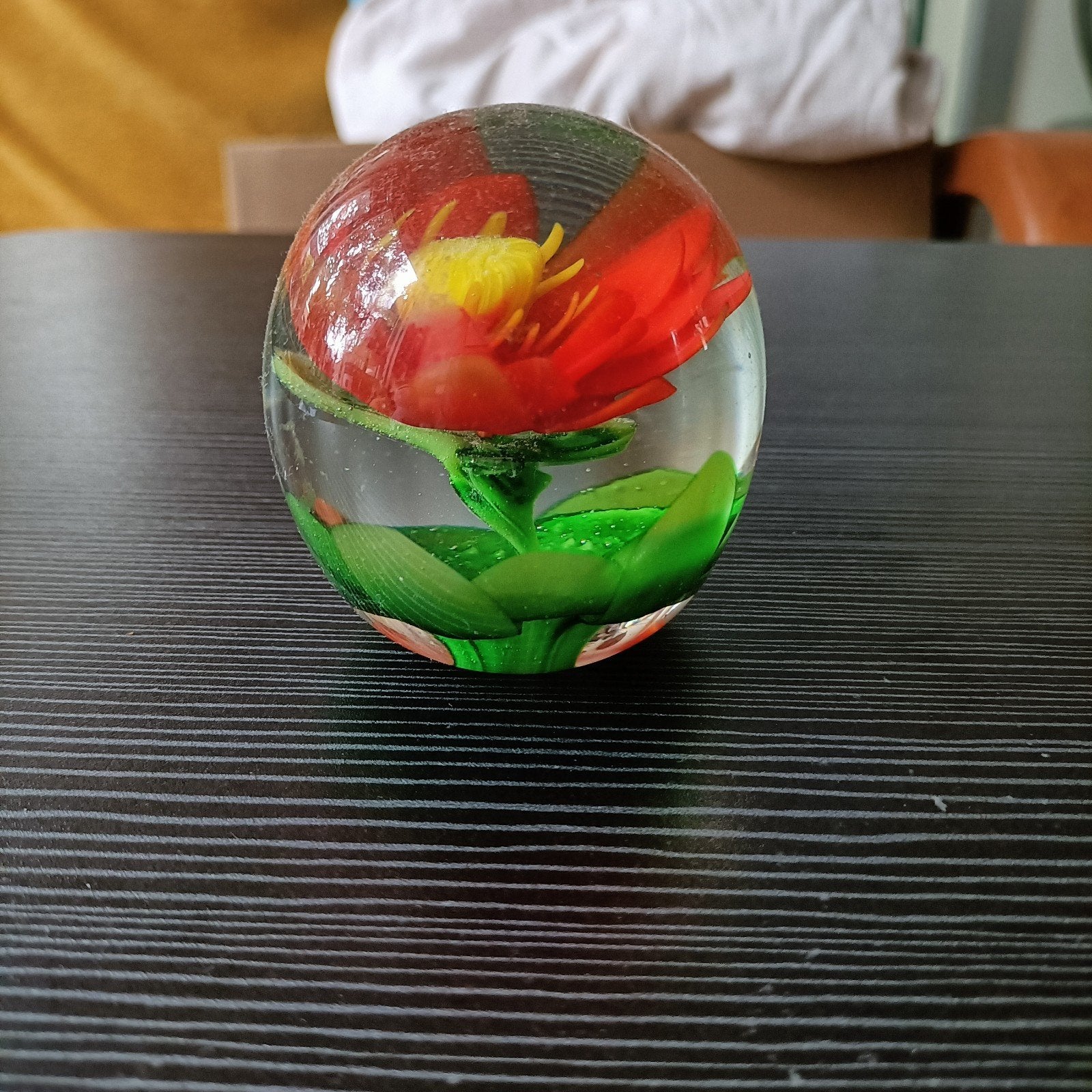 Decoratieve glazen bol met rode bloem en groene bladeren, Meerkleurig, Ophalen of Verzenden, Zo goed als nieuw, Modern