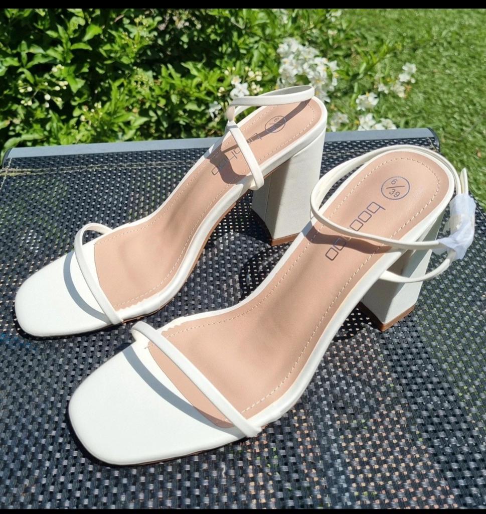 Nieuw: Boohoo witte zomerschoenen met blokhak pumps maat 39, Nieuw, Ophalen of Verzenden, Wit, Boohoo