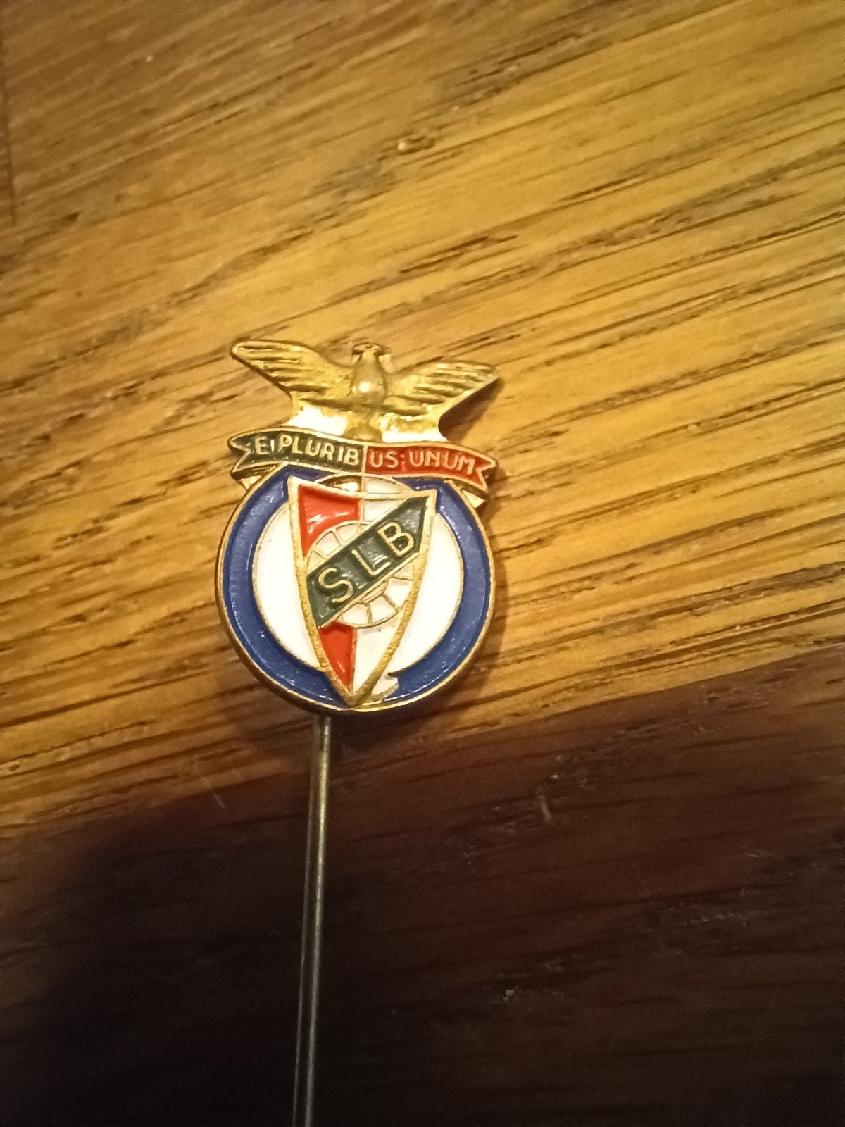 Speldje SL Benfica (sport voetbal Portugal), Verzamelen, Speldjes, Pins en Buttons, Ophalen, Gebruikt, Sport, Speldje of Pin