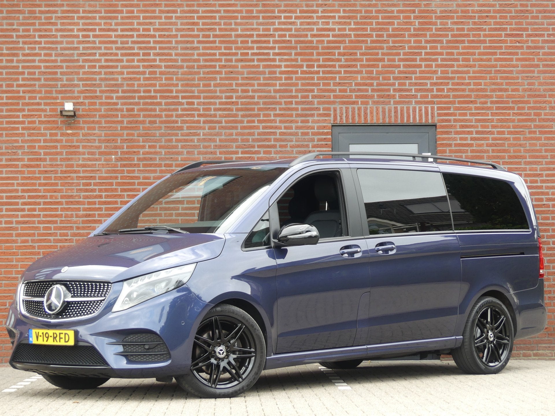 Mercedes-Benz V-Klasse 250d Lang AMG Dubbel Cabine LED/Burme, Automaat, Dealer onderhouden, Achterwielaandrijving, Gebruikt