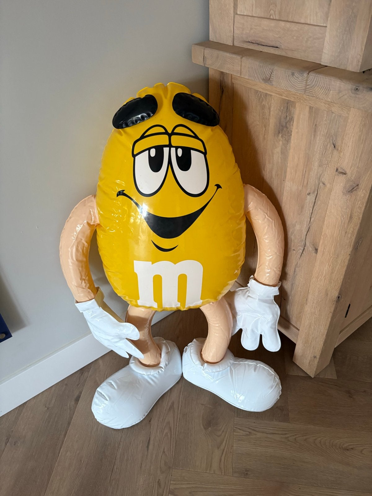 Grote gele opblaasbare M&M pop - 1 meter hoog, Verzamelen, Verzenden, Nieuw, Gebruiksvoorwerp