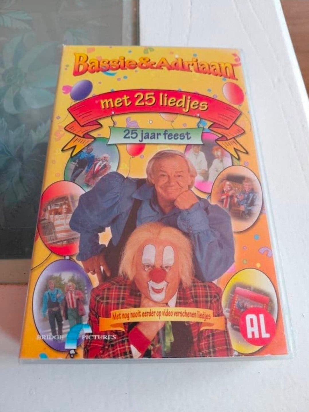 Bassie en Adriaan met 25 liedjes 25 jaar feest videoband., Ophalen of Verzenden, Gebruikt, Kinderprogramma of -film, VHS