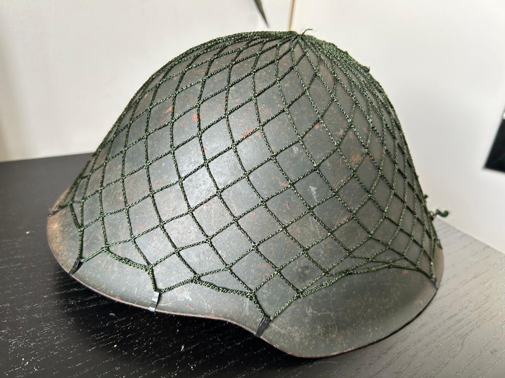 DDR Oost Duitse M56 helm met helmnet, Verzamelen, Militaria | Algemeen, Ophalen of Verzenden, Landmacht, Duitsland, Helm of Baret