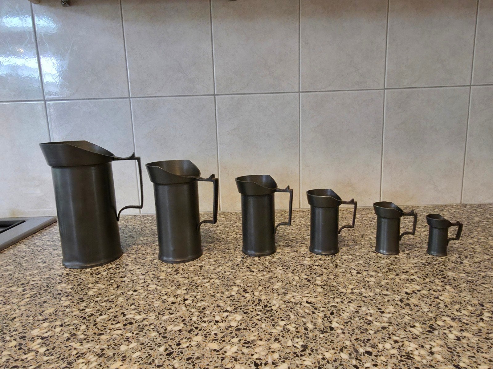 Set van 6 antieke tinnen maatbekers, Ophalen
