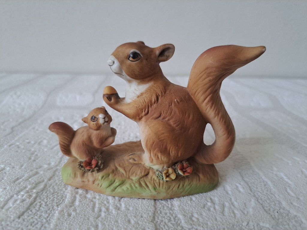Eekhoorn met Jong Porcelain World of Beauty 10.5x5cm, Ophalen of Verzenden, Zo goed als nieuw, Dier