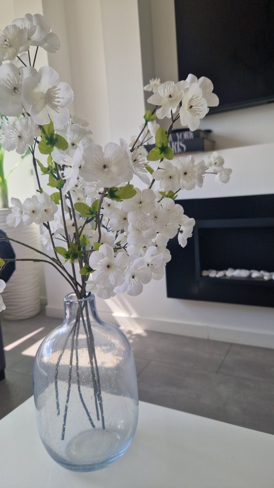 Grote bolvaas met witte bloesemtakken, Huis en Inrichting, Ophalen, Transparant, Inclusief decoratie, Glas