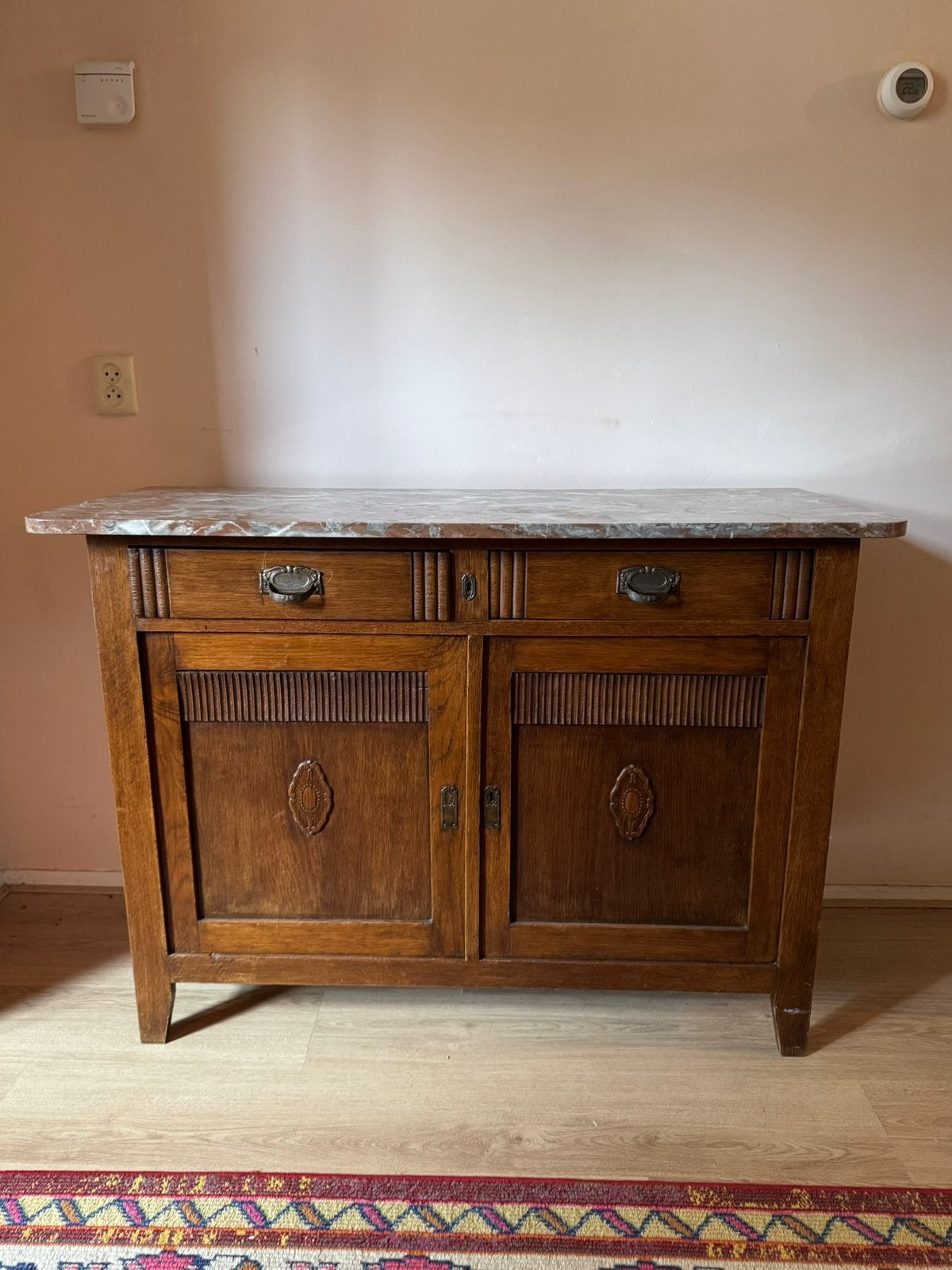Antiek massief Eikenhouten kast met marmeren blad, Ophalen, 100 tot 150 cm, Eikenhout, Zo goed als nieuw