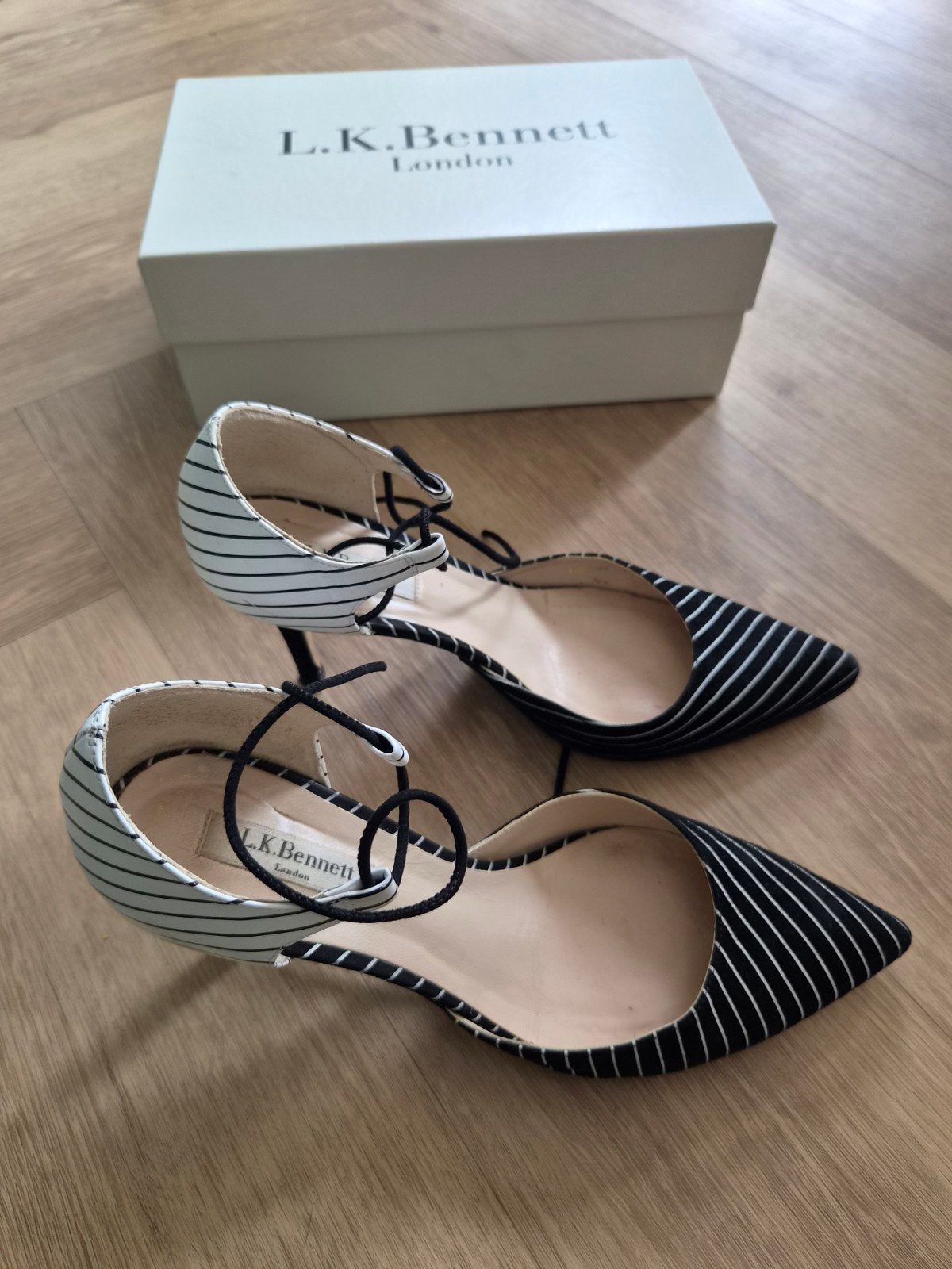L.K. Bennett Zwart-wit gestreepte pumps met touwtjes, mt 41, Pumps, Zwart, L.K. Bennett, Ophalen of Verzenden