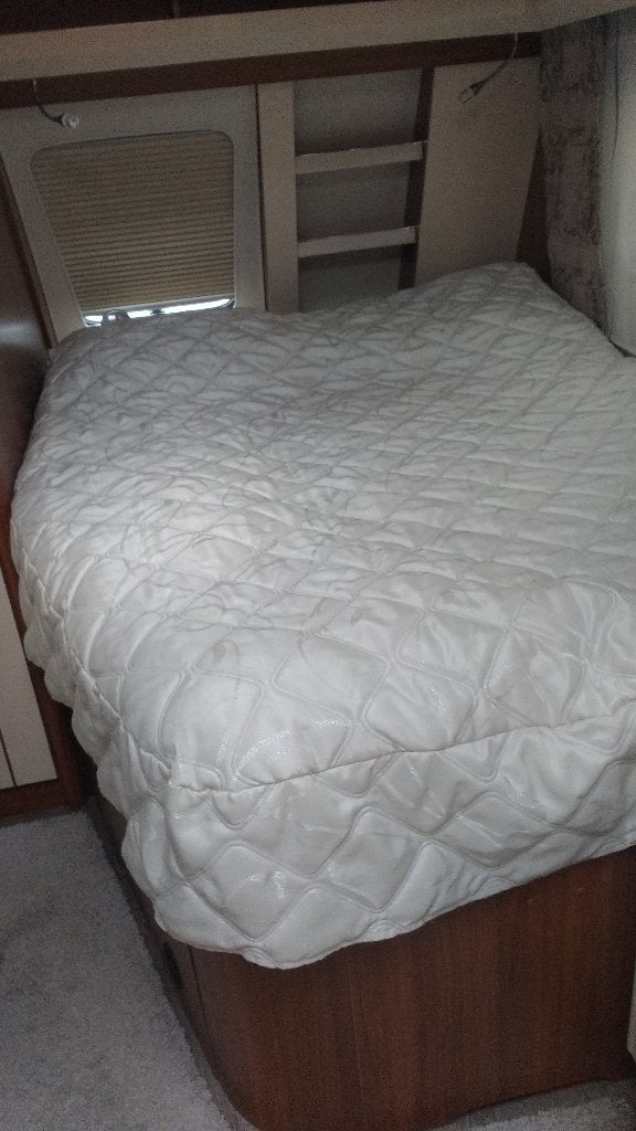 Te koop: Sprei voor Frans bed van een Hobby Caravan, Caravans en Kamperen, Ophalen, Zo goed als nieuw