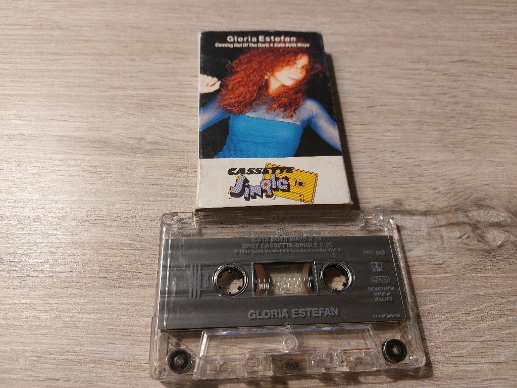 GLORIA ESTEFAN - COMING OUT OF THE DARK (MC-SINGLE), 1 bandje, Ophalen of Verzenden, Zo goed als nieuw, Origineel