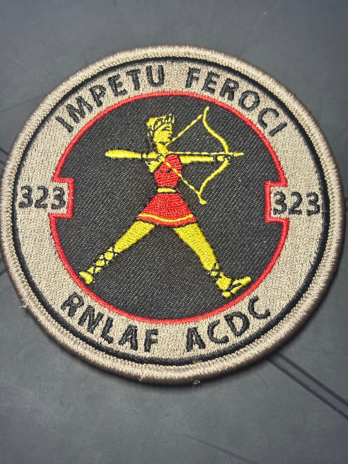 Embleem 323 SQN RNLAF ACDC rode uitvoering, Verzenden, Luchtmacht, Nederland, Embleem of Badge